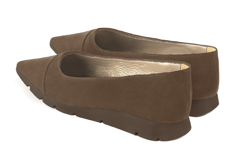 Chocolate brown women's ballet pumps, with wedge soles. Pointed toe. Flat rubber soles. Rear view - Florence KOOIJMAN